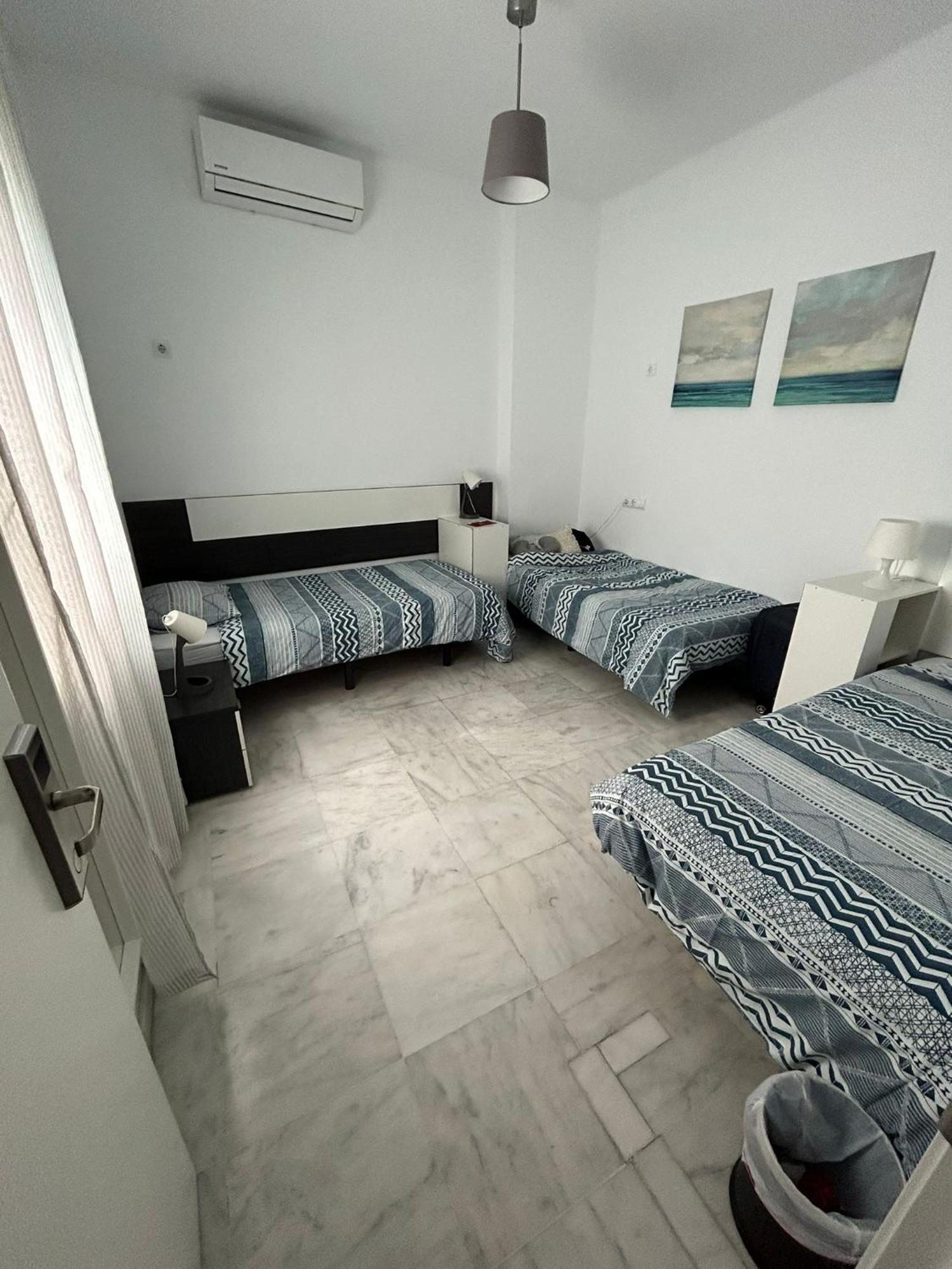 The Spot Central Hostel Seville Exterior photo