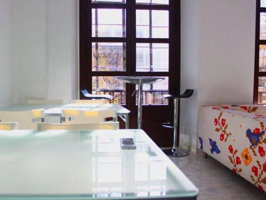 The Spot Central Hostel Seville Exterior photo