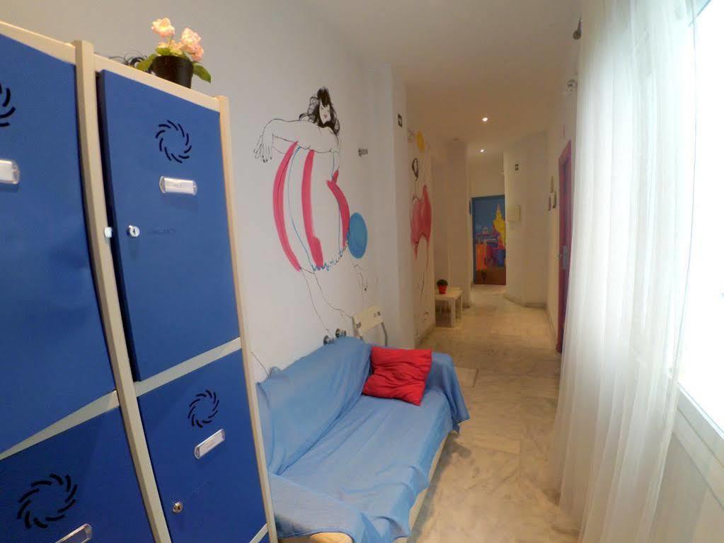 The Spot Central Hostel Seville Exterior photo